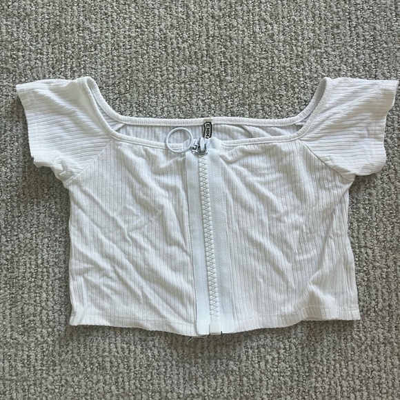 Emma and Sam LF crop top - Picture 2 of 3